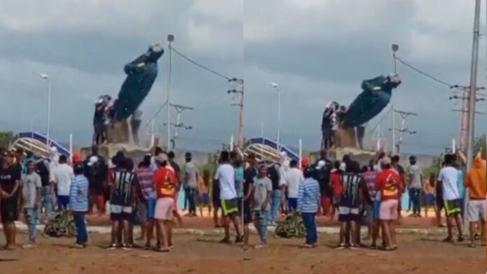 Derriban estatua de Chávez en Coro