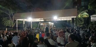 Electores permanecen en los centros de votación en horas de la noche en espera de la verificación.