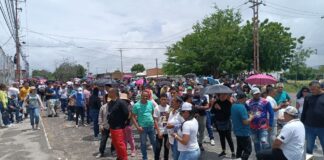 Esperas prolongadas bajo la lluvia en escuela Alicia Pietri de Caldera