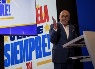 Jorge Rodríguez denuncia que la oposición pretende ganar con bots y desconocer resultados electorales