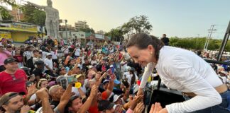 María Corina Machado saludando al pueblo de Anzoátegui