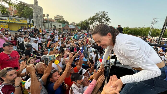 María Corina Machado saludando al pueblo de Anzoátegui