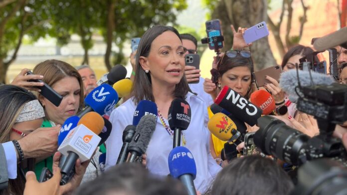 María Corina ejerce su derecho al voto