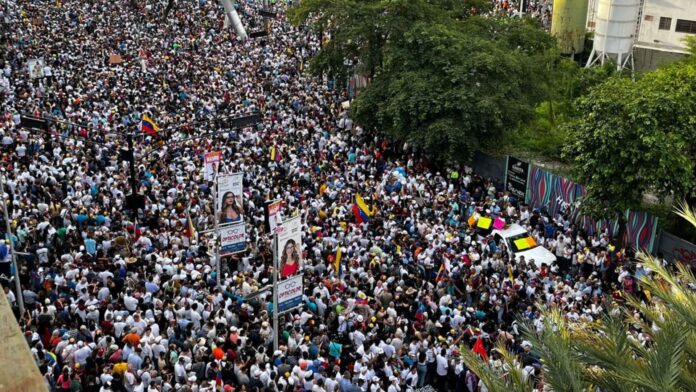 Multitudinaria concentración de María Corina y Edmundo González en cierre de campaña en Las Mercedes