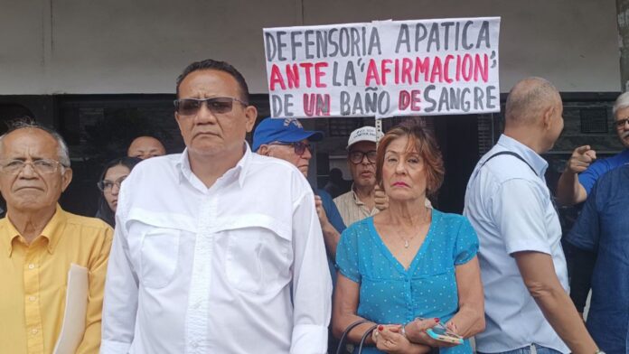 Pacto Unitario de Gremios y Sindicatos en el estado Lara acudió a la sede de la Defensoría del Pueblo para consignar un documento exigiendo la protección de los derechos ciudadanos.