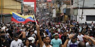 Los venezolanos protestan en Venezuela tras los resultados de las elecciones presidenciales emitidos por el CNE