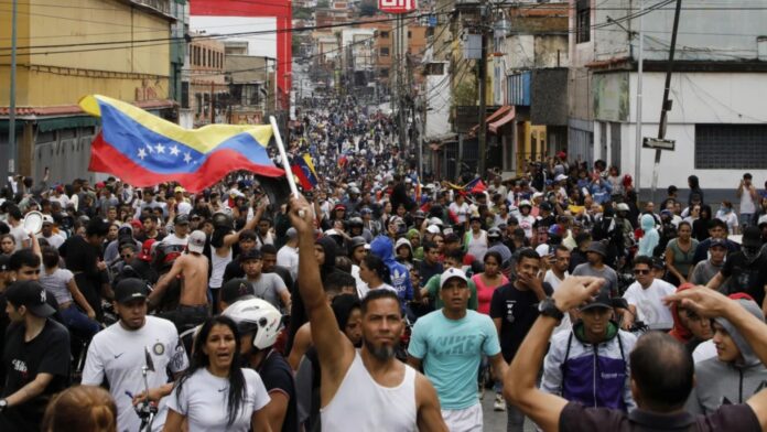 Los venezolanos protestan en Venezuela tras los resultados de las elecciones presidenciales emitidos por el CNE