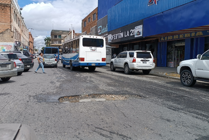 Huecos y hundimientos en las calles de Barquisimeto causan preocupación a sus habitantes