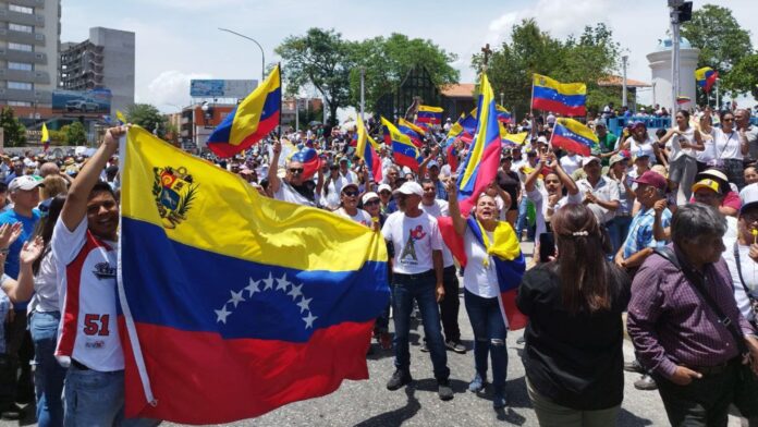 Cientos de barquisimetanos protestan pacíficamente en la plaza Macario Yépez