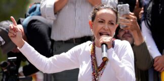 La líder opositora María Corina Machado habla durante una manifestación en Caracas