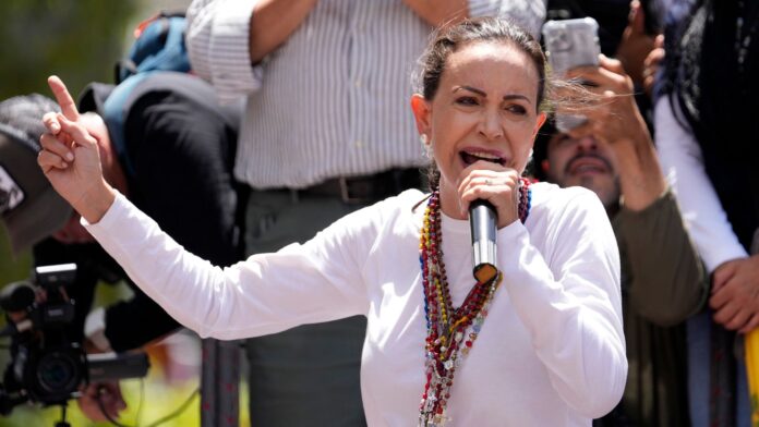 La líder opositora María Corina Machado habla durante una manifestación en Caracas