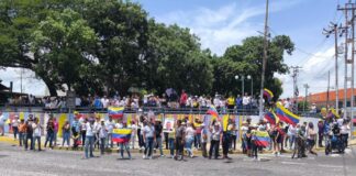 Manifestantes apostados en la e trada de Cabudare en apoyo a María Corina y a Edmundo González