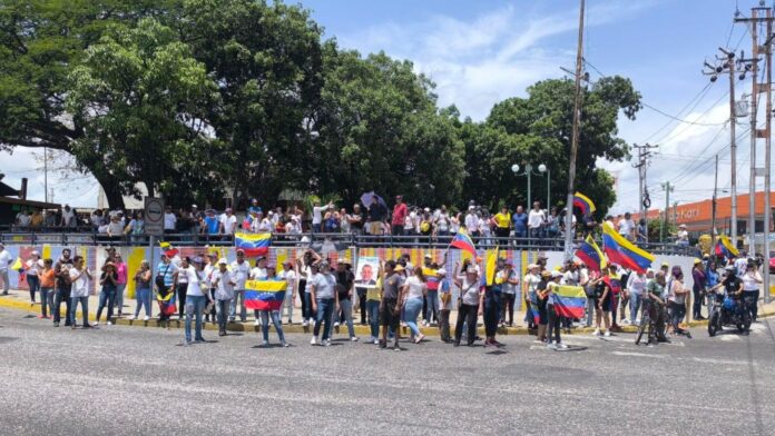 Manifestantes apostados en la e trada de Cabudare en apoyo a María Corina y a Edmundo González