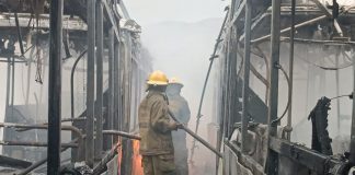 BOMBEROS DE IRIBARREN SOFOCAN INCENDIO EN SEDE OPERATIVA DE TRANSBARCA