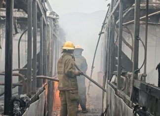 BOMBEROS DE IRIBARREN SOFOCAN INCENDIO EN SEDE OPERATIVA DE TRANSBARCA