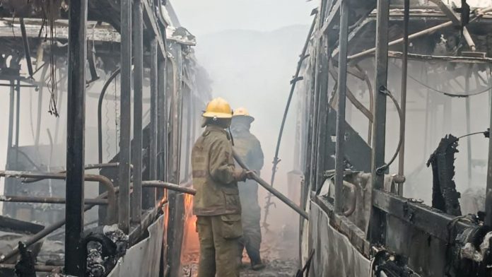 BOMBEROS DE IRIBARREN SOFOCAN INCENDIO EN SEDE OPERATIVA DE TRANSBARCA