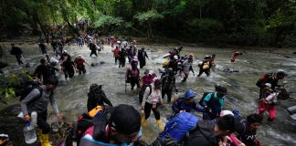 Migrantes venezolanos y haitianos