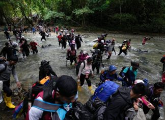 Migrantes venezolanos y haitianos