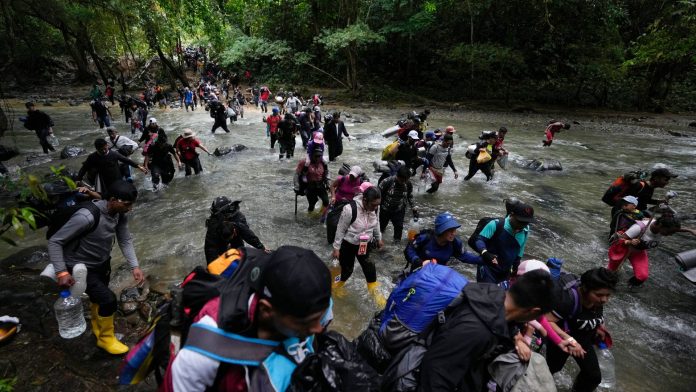 Migrantes venezolanos y haitianos