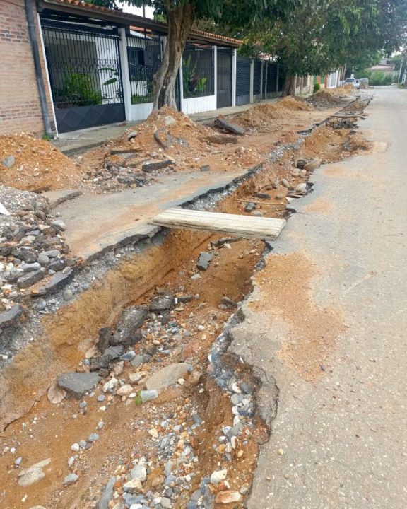 Puentes de tabla de madera creado por los habitantes para salir de sus hogares 