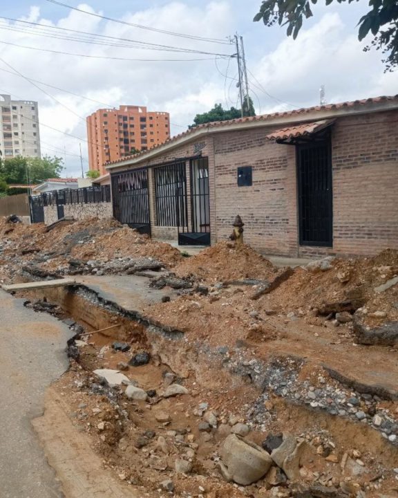 Calle Anacoco, Urbanización Fundalara, obras de reparación inconclusas 