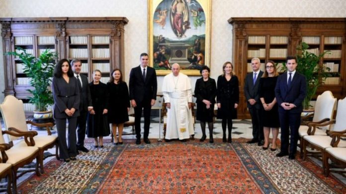 Pedro Sánchez y Papa Francisco (4)