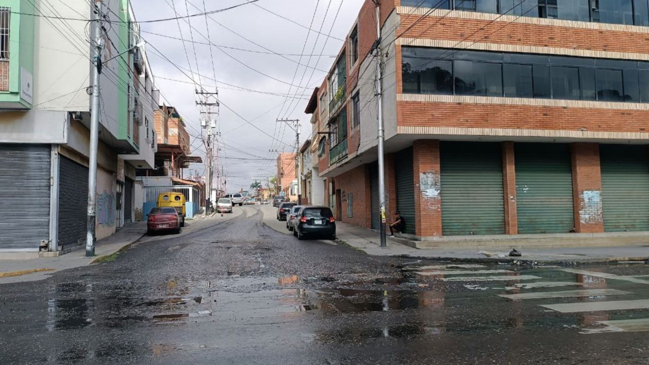 Filtración de tubería de aguas blancas en la avenida Vargas