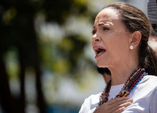 María Corina Machado recibe el galardón Premio Internacional de la Democracia