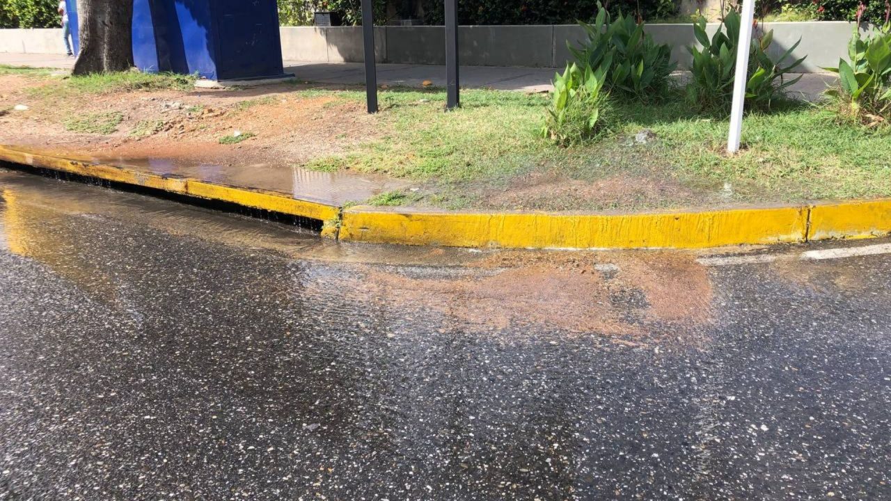 Comerciantes de la zona y transeúntes preocupados ante bote de agua