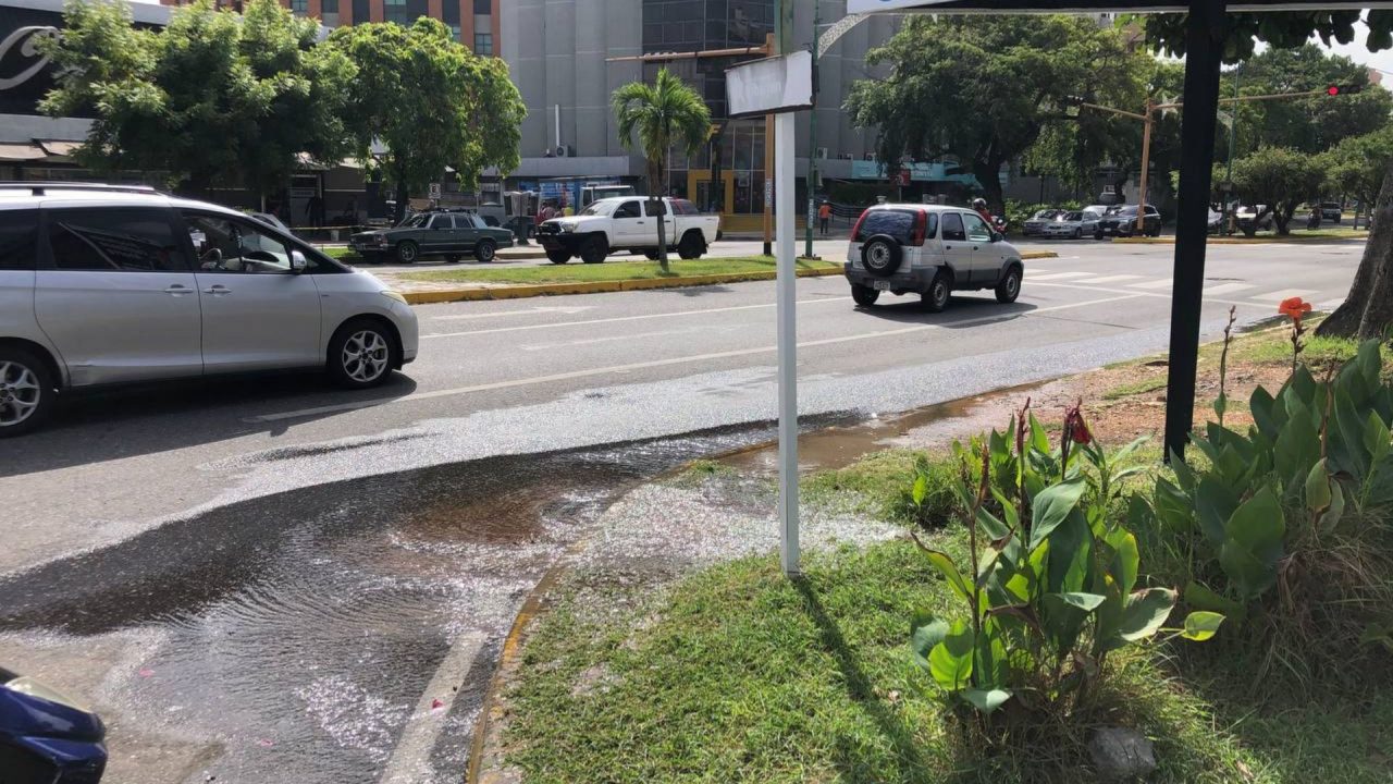 Bote de agua potable en el este de Barquisimeto