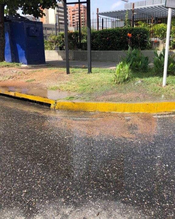 Comerciantes de la zona y transeúntes preocupados ante bote de agua