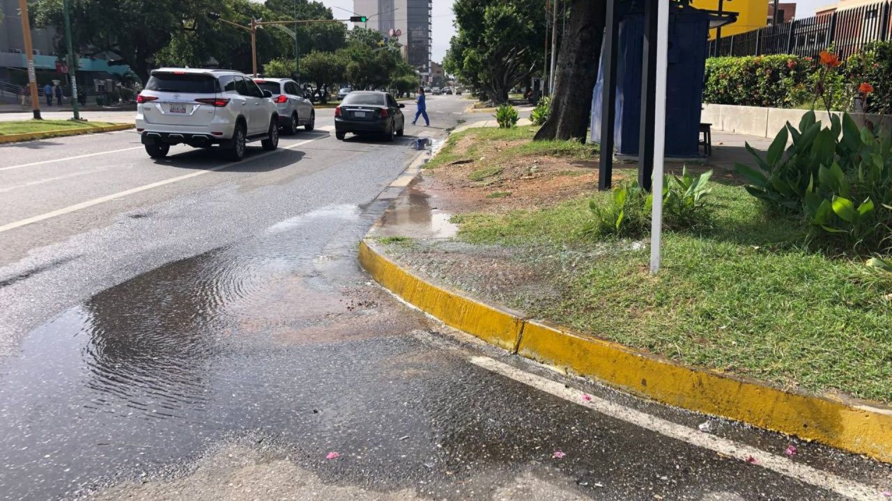 Comerciantes de la zona y transeúntes preocupados ante bote de agua