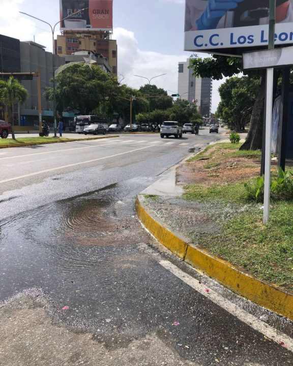 Comerciantes de la zona y transeúntes preocupados ante bote de agua