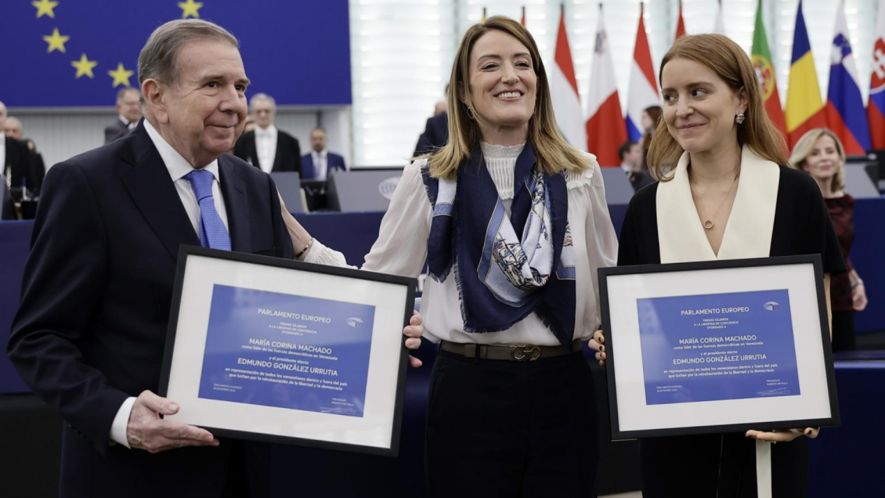 Edmundo González y Ana Corina Sosa recibiendo el premio Sájarov