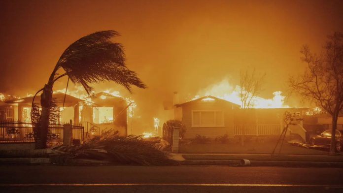 Incendios forestales en el Sur de California dejan 2 personas muertas