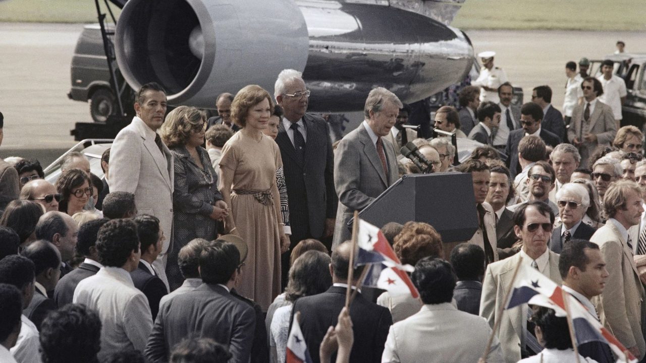 El presidente Jimmy Carter habla junto a su esposa Rosalynn a su llegada a la Ciudad de Panamá para firmar el Tratado del Canal de Panamá, el 16 de junio de 1978. (AP Foto)