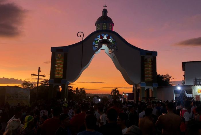 Amanecer en el Arco de Santa Rosa donde inicia el viaje de la Divina Pastora