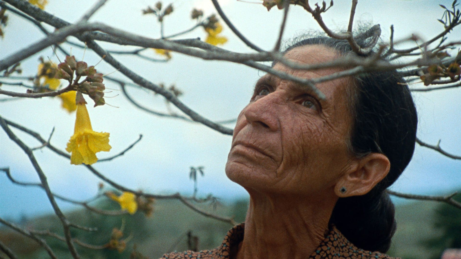 Madre de Coralia, abuela, matrona de la casa.