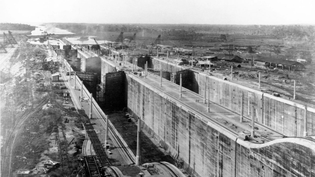 Mirando hacia el norte desde el faro en la pared oeste se encuentran las esclusas medias de Gatún del Canal de Panamá en las etapas finales de construcción el 25 de junio de 1913. Construido por Francia y los Estados Unidos, el canal une los océanos Atlántico y Pacífico para el transporte comercial. Las esclusas inferiores y la entrada del Océano Atlántico se pueden ver en la distancia. (AP Foto, Archivo)