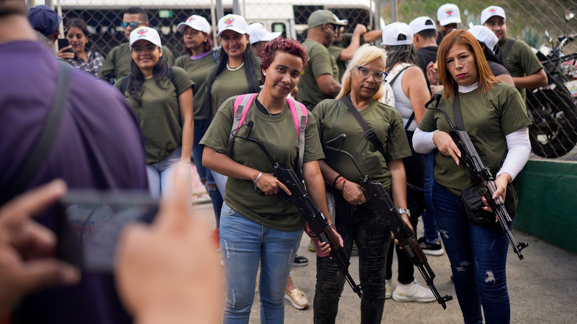 Los colectivos, herencia de Hugo Chávez (presidente entre 1999 y 2013 y antecesor de Maduro), sostienen que trabajan por sus comunidades