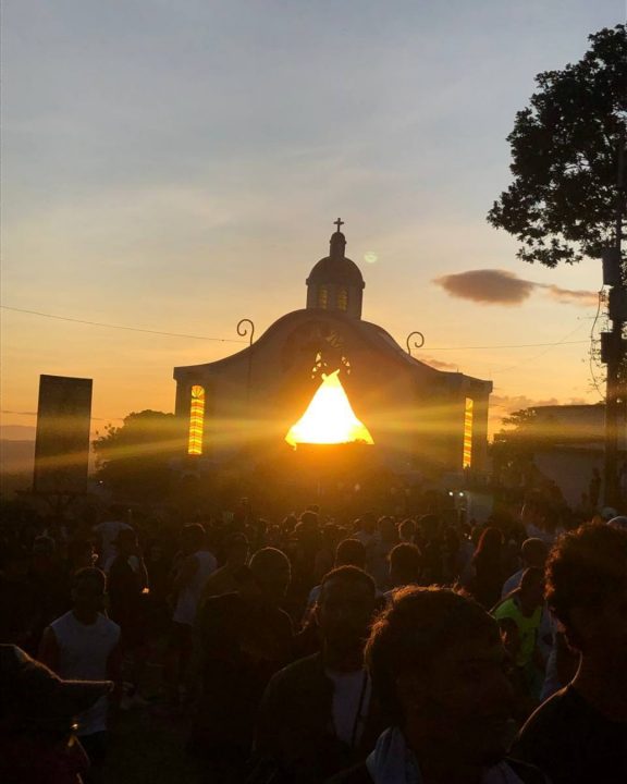 Amanecer en el Arco de Santa Rosa donde inicia el viaje de la Divina Pastora