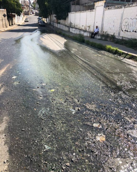 Este bote de aguas negras cubre casi en su totalidad la carrera 18