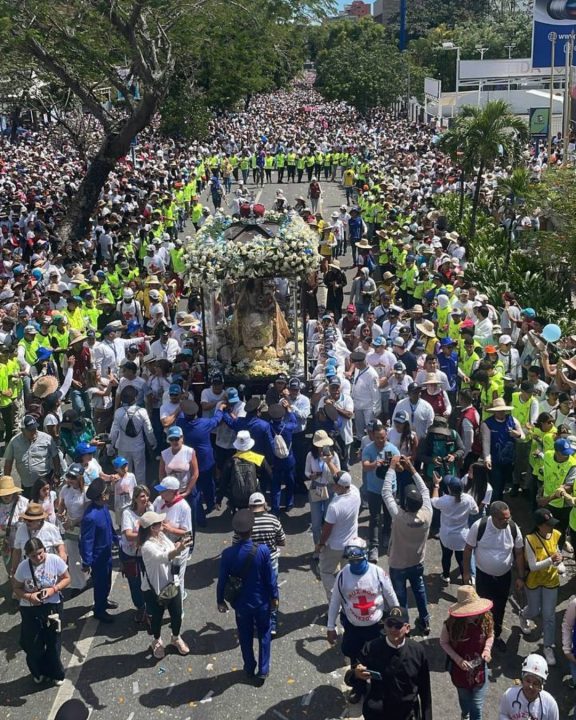 Cordón de la Divina Pastora atraviesa la Avenida Lara