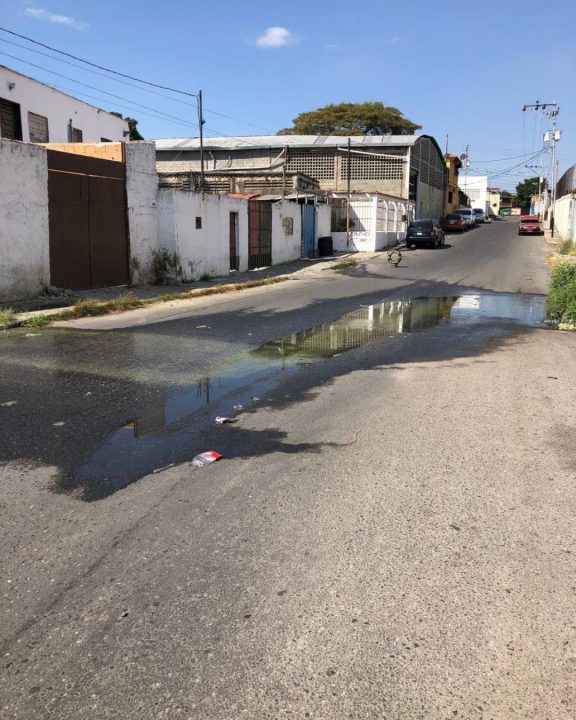 Dueño de un taller mecánico asegura que ha perdido clientes debido al mal olor en horas del mediodía