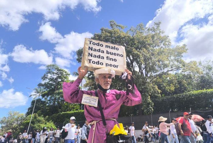 Argénis Jiménez, "El Loco de la Pancarta" recorre la procesión de la Divina Pastora