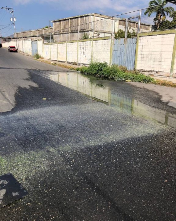 Escuela y Liceo Bolivariano tienen estudiantes con problemas de salud a causa del bote de aguas negras