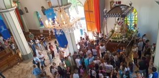 Fieles de la Divina Pastora la acompañan en el templo de Santa Rosa