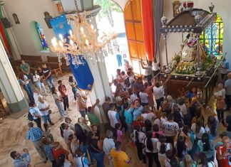 Fieles de la Divina Pastora la acompañan en el templo de Santa Rosa