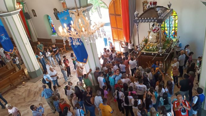 Fieles de la Divina Pastora la acompañan en el templo de Santa Rosa