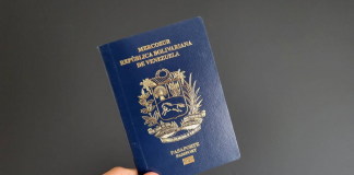 Pasaporte venezolano vencido recibe extensión de prórroga como documento válido en trámites financieros